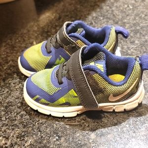 Toddler boys NIKE size 6 tennis shoes